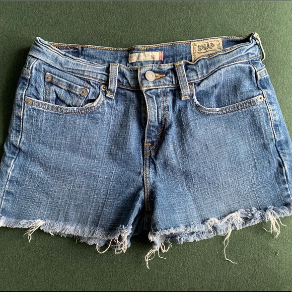 Levi’s Jean Shorts Size 4 - Picture 2 of 3